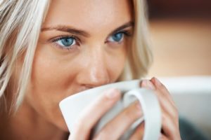 blue-eyed-woman-drinking-coffee